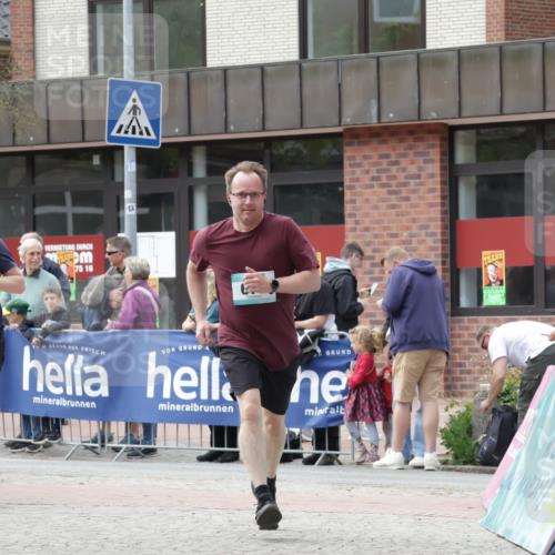 10.05.2026 - 8. Wedeler Halbmarathon Yannick Fuchs http://msf.ph/oto/9713814 10.05.2026 11:29:11 Ziel 412, 677 meine-sportfotos.de