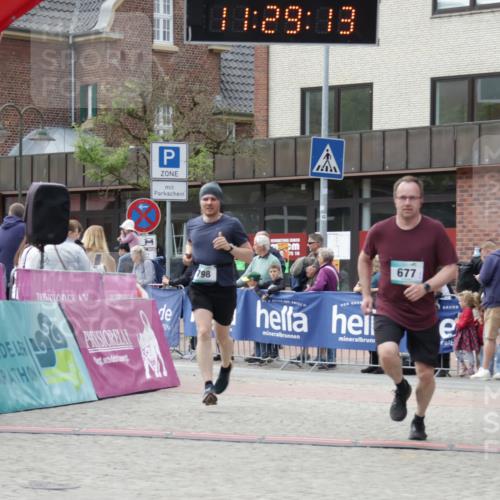 10.05.2026 - 8. Wedeler Halbmarathon Yannick Fuchs http://msf.ph/oto/9713827 10.05.2026 11:29:12 Ziel 412, 677 meine-sportfotos.de