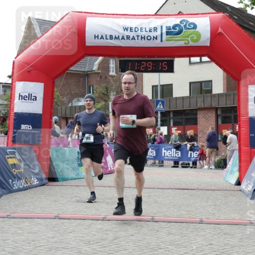 10.05.2026 - 8. Wedeler Halbmarathon Yannick Fuchs http://msf.ph/oto/9713850 10.05.2026 11:29:13 Ziel 412, 677 meine-sportfotos.de