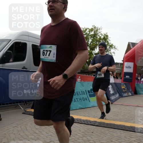 10.05.2026 - 8. Wedeler Halbmarathon Yannick Fuchs http://msf.ph/oto/9713852 10.05.2026 11:29:15 Ziel 412, 677, 2019 meine-sportfotos.de