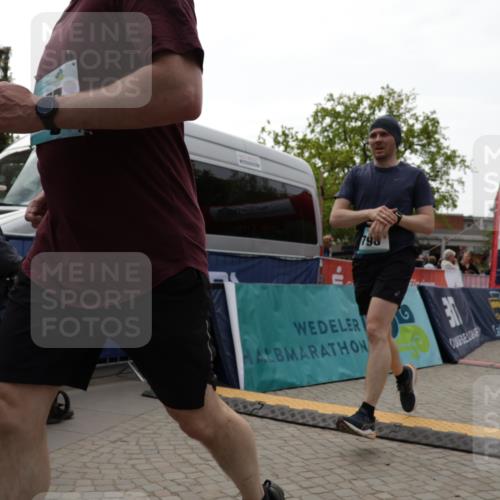10.05.2026 - 8. Wedeler Halbmarathon Yannick Fuchs http://msf.ph/oto/9713855 10.05.2026 11:29:15 Ziel 412, 677, 2019 meine-sportfotos.de