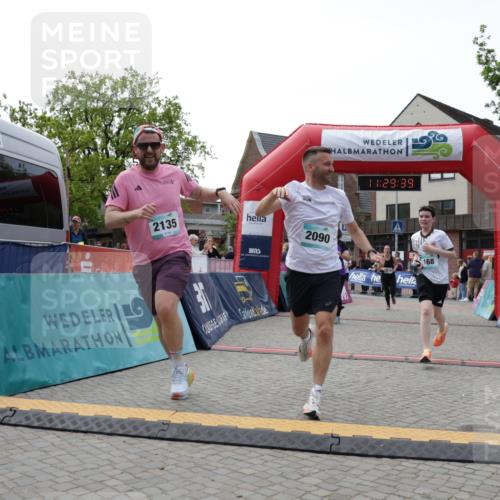 10.05.2026 - 8. Wedeler Halbmarathon Yannick Fuchs http://msf.ph/oto/9714003 10.05.2026 11:29:37 Ziel 131, 168, 711, 1018, 2090, 2135, 2192 meine-sportfotos.de