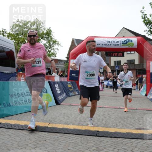 10.05.2026 - 8. Wedeler Halbmarathon Yannick Fuchs http://msf.ph/oto/9714007 10.05.2026 11:29:38 Ziel 131, 168, 711, 1018, 2090, 2135, 2192 meine-sportfotos.de