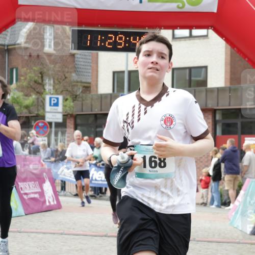 10.05.2026 - 8. Wedeler Halbmarathon Yannick Fuchs http://msf.ph/oto/9714010 10.05.2026 11:29:38 Ziel 131, 168, 711, 1018, 2090, 2135, 2192 meine-sportfotos.de