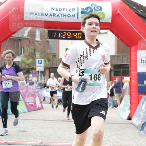 10.05.2026 - 8. Wedeler Halbmarathon Yannick Fuchs http://msf.ph/oto/9714013 10.05.2026 11:29:38 Ziel 131, 168, 711, 1018, 2090, 2135, 2192 meine-sportfotos.de