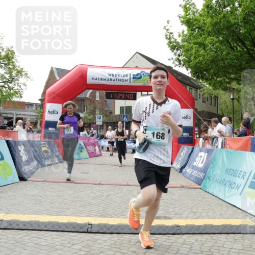 10.05.2026 - 8. Wedeler Halbmarathon Yannick Fuchs http://msf.ph/oto/9714020 10.05.2026 11:29:39 Ziel 131, 168, 711, 1018, 2090, 2135, 2192 meine-sportfotos.de