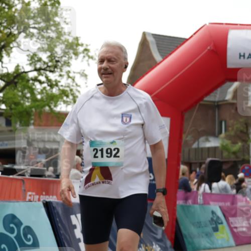 10.05.2026 - 8. Wedeler Halbmarathon Yannick Fuchs http://msf.ph/oto/9714085 10.05.2026 11:29:45 Ziel 131, 1018, 2192, 2215 meine-sportfotos.de