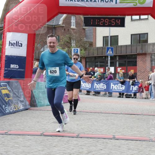 10.05.2026 - 8. Wedeler Halbmarathon Yannick Fuchs http://msf.ph/oto/9714165 10.05.2026 11:29:53 Ziel 502, 620, 2178, 2215 meine-sportfotos.de