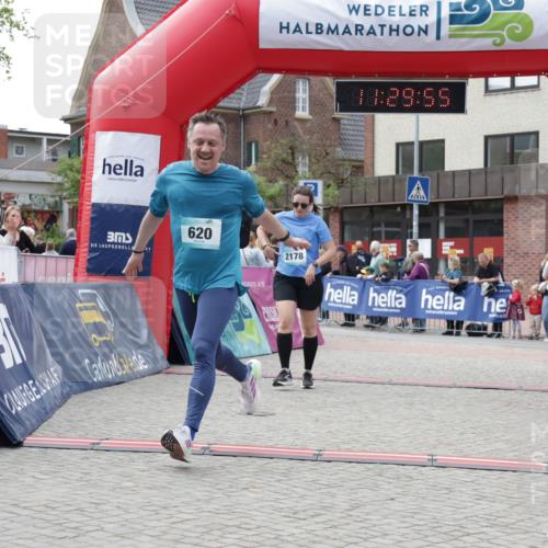 10.05.2026 - 8. Wedeler Halbmarathon Yannick Fuchs http://msf.ph/oto/9714168 10.05.2026 11:29:53 Ziel 502, 620, 2178, 2215 meine-sportfotos.de