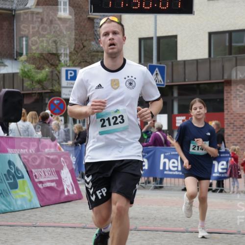 10.05.2026 - 8. Wedeler Halbmarathon Yannick Fuchs http://msf.ph/oto/9714308 10.05.2026 11:30:06 Ziel 536, 655, 2014, 2123, 2147, 2155 meine-sportfotos.de