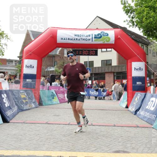 10.05.2026 - 8. Wedeler Halbmarathon Yannick Fuchs http://msf.ph/oto/9714486 10.05.2026 11:30:28 Ziel 294, 345, 752 meine-sportfotos.de