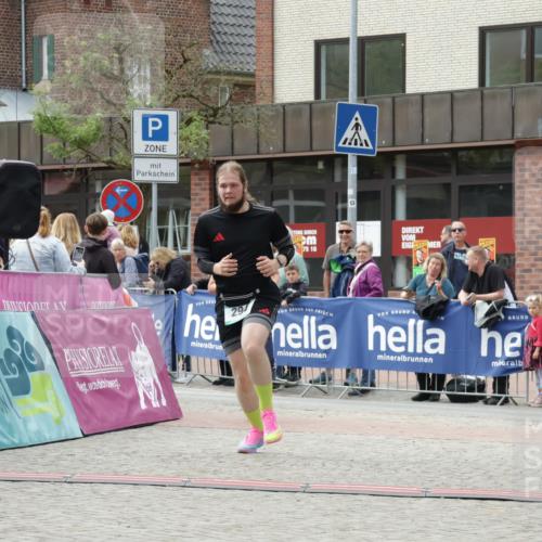 10.05.2026 - 8. Wedeler Halbmarathon Yannick Fuchs http://msf.ph/oto/9714513 10.05.2026 11:30:31 Ziel 294, 626, 752 meine-sportfotos.de