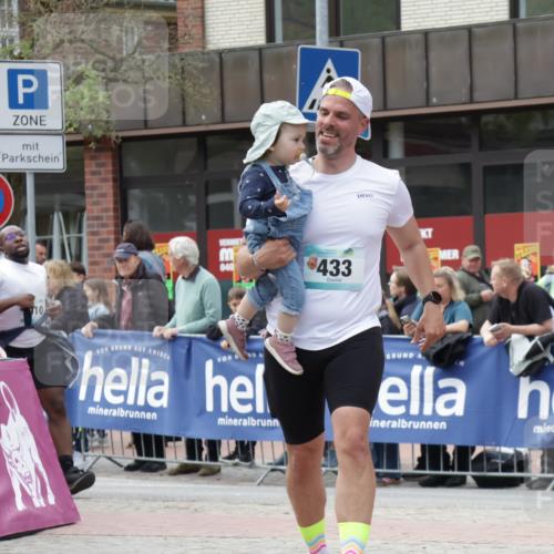10.05.2026 - 8. Wedeler Halbmarathon Yannick Fuchs http://msf.ph/oto/9714744 10.05.2026 11:31:03 Ziel 433, 872, 873, 910, 2154 meine-sportfotos.de