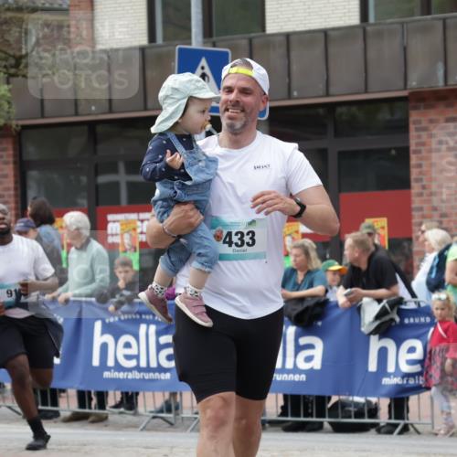 10.05.2026 - 8. Wedeler Halbmarathon Yannick Fuchs http://msf.ph/oto/9714747 10.05.2026 11:31:03 Ziel 433, 872, 873, 910, 2154 meine-sportfotos.de
