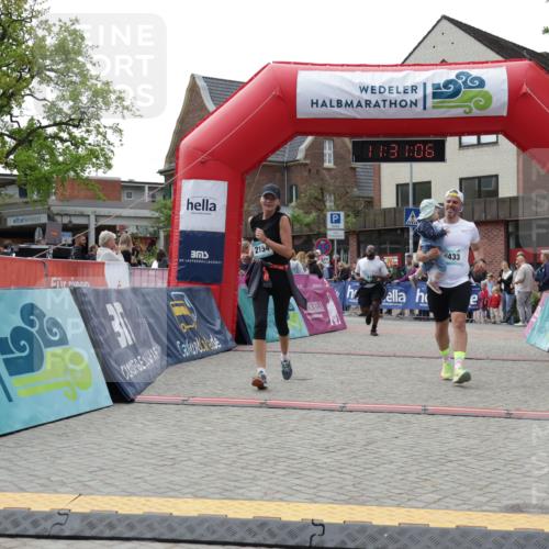 10.05.2026 - 8. Wedeler Halbmarathon Yannick Fuchs http://msf.ph/oto/9714761 10.05.2026 11:31:04 Ziel 433, 872, 873, 910, 981, 2154 meine-sportfotos.de