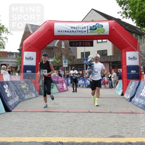 10.05.2026 - 8. Wedeler Halbmarathon Yannick Fuchs http://msf.ph/oto/9714764 10.05.2026 11:31:04 Ziel 433, 872, 873, 910, 981, 2154 meine-sportfotos.de