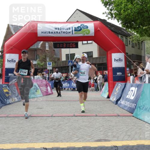 10.05.2026 - 8. Wedeler Halbmarathon Yannick Fuchs http://msf.ph/oto/9714769 10.05.2026 11:31:05 Ziel 433, 873, 910, 981, 2154 meine-sportfotos.de