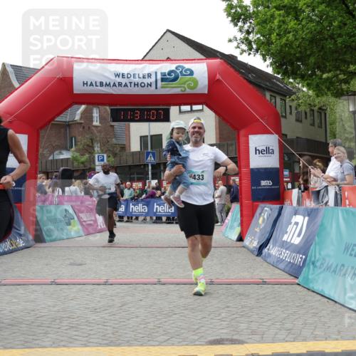 10.05.2026 - 8. Wedeler Halbmarathon Yannick Fuchs http://msf.ph/oto/9714780 10.05.2026 11:31:05 Ziel 433, 873, 910, 981, 2154 meine-sportfotos.de