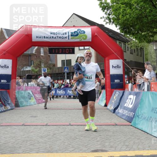 10.05.2026 - 8. Wedeler Halbmarathon Yannick Fuchs http://msf.ph/oto/9714783 10.05.2026 11:31:05 Ziel 433, 873, 910, 981, 2154 meine-sportfotos.de