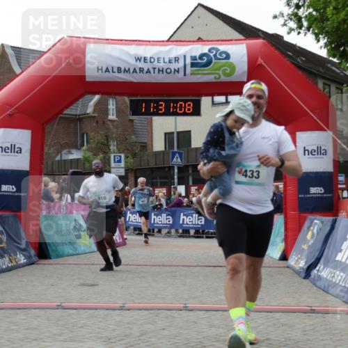 10.05.2026 - 8. Wedeler Halbmarathon Yannick Fuchs http://msf.ph/oto/9714791 10.05.2026 11:31:06 Ziel 433, 852, 910, 981, 2154 meine-sportfotos.de