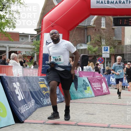 10.05.2026 - 8. Wedeler Halbmarathon Yannick Fuchs http://msf.ph/oto/9714800 10.05.2026 11:31:07 Ziel 433, 852, 910, 981, 2154 meine-sportfotos.de