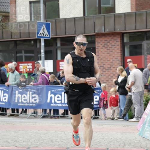 10.05.2026 - 8. Wedeler Halbmarathon Yannick Fuchs http://msf.ph/oto/9714824 10.05.2026 11:31:10 Ziel 277, 852, 910, 981 meine-sportfotos.de