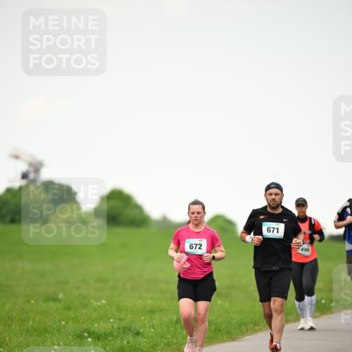 10.05.2026 - 8. Wedeler Halbmarathon Dr. Thomas Lammeyer http://msf.ph/oto/9714897 10.05.2026 12:24:10 Laufen 672, 671, 499 meine-sportfotos.de