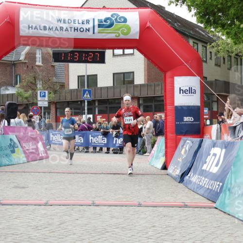 10.05.2026 - 8. Wedeler Halbmarathon Yannick Fuchs http://msf.ph/oto/9714908 10.05.2026 11:31:25 Ziel 2121, 2239 meine-sportfotos.de