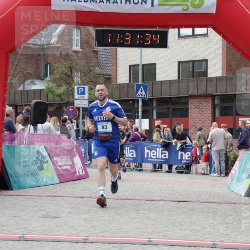 10.05.2026 - 8. Wedeler Halbmarathon Yannick Fuchs http://msf.ph/oto/9714969 10.05.2026 11:31:32 Ziel 83, 2239, 2244 meine-sportfotos.de