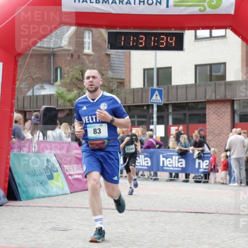 10.05.2026 - 8. Wedeler Halbmarathon Yannick Fuchs http://msf.ph/oto/9714975 10.05.2026 11:31:33 Ziel 83, 2239, 2244 meine-sportfotos.de