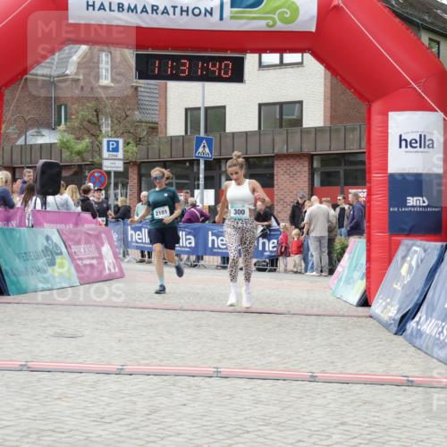 10.05.2026 - 8. Wedeler Halbmarathon Yannick Fuchs http://msf.ph/oto/9715036 10.05.2026 11:31:39 Ziel 300, 2101, 2199, 2244 meine-sportfotos.de