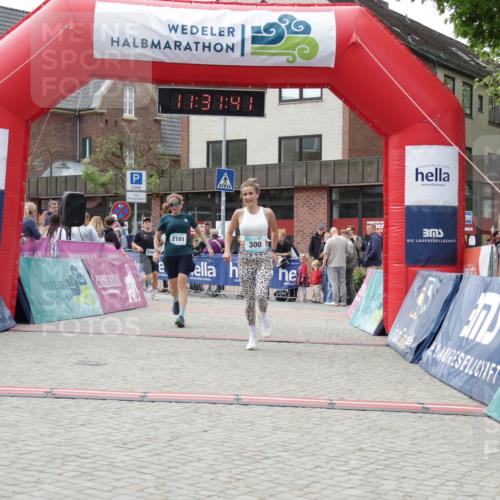 10.05.2026 - 8. Wedeler Halbmarathon Yannick Fuchs http://msf.ph/oto/9715043 10.05.2026 11:31:39 Ziel 300, 2101, 2199, 2244 meine-sportfotos.de