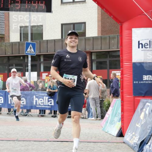 10.05.2026 - 8. Wedeler Halbmarathon Yannick Fuchs http://msf.ph/oto/9715078 10.05.2026 11:31:42 Ziel 300, 555, 2101, 2199 meine-sportfotos.de