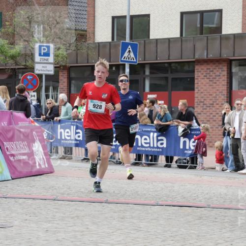 10.05.2026 - 8. Wedeler Halbmarathon Yannick Fuchs http://msf.ph/oto/9715429 10.05.2026 11:32:38 Ziel 928, 944, 2127 meine-sportfotos.de