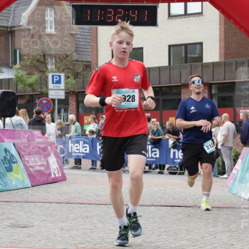 10.05.2026 - 8. Wedeler Halbmarathon Yannick Fuchs http://msf.ph/oto/9715453 10.05.2026 11:32:39 Ziel 244, 928, 2127 meine-sportfotos.de