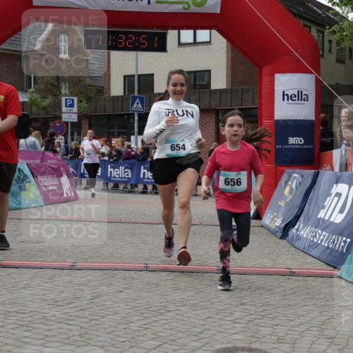 10.05.2026 - 8. Wedeler Halbmarathon Yannick Fuchs http://msf.ph/oto/9715577 10.05.2026 11:32:50 Ziel 654, 656, 661, 943, 2016, 2168, 2176, 2223 meine-sportfotos.de