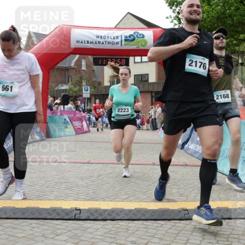 10.05.2026 - 8. Wedeler Halbmarathon Yannick Fuchs http://msf.ph/oto/9715656 10.05.2026 11:32:56 Ziel 661, 936, 2168, 2176, 2223, 2242 meine-sportfotos.de