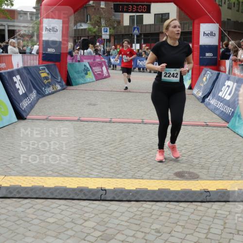 10.05.2026 - 8. Wedeler Halbmarathon Yannick Fuchs http://msf.ph/oto/9715683 10.05.2026 11:32:58 Ziel 661, 936, 2168, 2176, 2223, 2242 meine-sportfotos.de