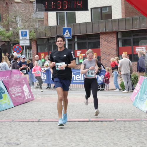 10.05.2026 - 8. Wedeler Halbmarathon Yannick Fuchs http://msf.ph/oto/9715750 10.05.2026 11:33:12 Ziel 742, 2050, 2107, 2118, 2128, 2195 meine-sportfotos.de