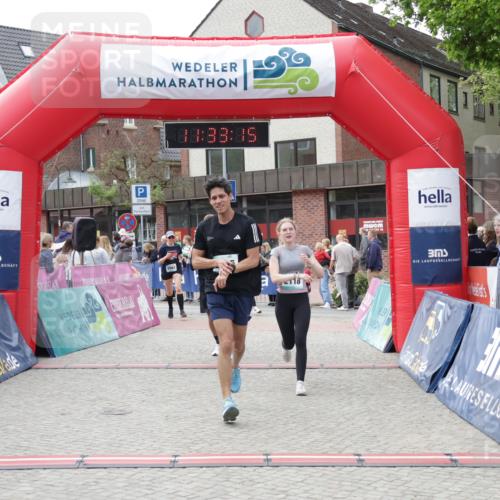 10.05.2026 - 8. Wedeler Halbmarathon Yannick Fuchs http://msf.ph/oto/9715765 10.05.2026 11:33:13 Ziel 742, 2050, 2107, 2118, 2128, 2195 meine-sportfotos.de