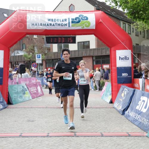 10.05.2026 - 8. Wedeler Halbmarathon Yannick Fuchs http://msf.ph/oto/9715771 10.05.2026 11:33:13 Ziel 742, 2050, 2107, 2118, 2128, 2195 meine-sportfotos.de