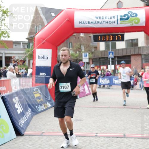 10.05.2026 - 8. Wedeler Halbmarathon Yannick Fuchs http://msf.ph/oto/9715785 10.05.2026 11:33:15 Ziel 742, 2107, 2118, 2128, 2195 meine-sportfotos.de
