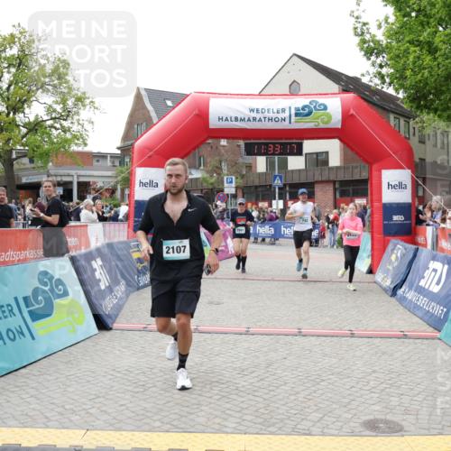 10.05.2026 - 8. Wedeler Halbmarathon Yannick Fuchs http://msf.ph/oto/9715790 10.05.2026 11:33:15 Ziel 742, 2107, 2118, 2128, 2195 meine-sportfotos.de