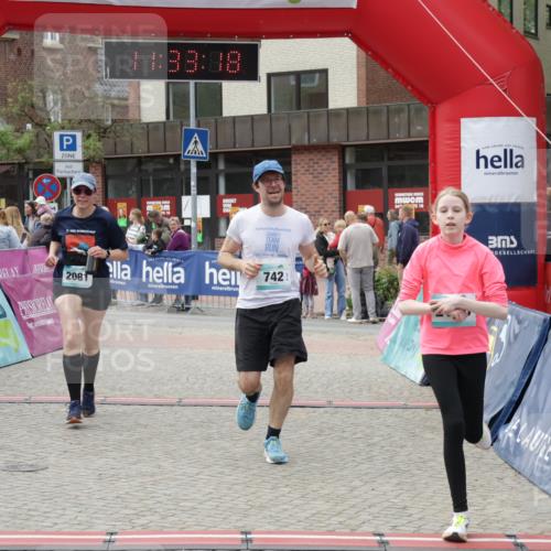 10.05.2026 - 8. Wedeler Halbmarathon Yannick Fuchs http://msf.ph/oto/9715796 10.05.2026 11:33:16 Ziel 742, 2107, 2118, 2128, 2195 meine-sportfotos.de