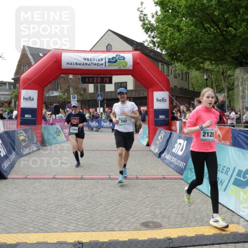 10.05.2026 - 8. Wedeler Halbmarathon Yannick Fuchs http://msf.ph/oto/9715812 10.05.2026 11:33:17 Ziel 742, 2107, 2118, 2128, 2195 meine-sportfotos.de