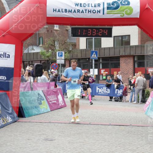 10.05.2026 - 8. Wedeler Halbmarathon Yannick Fuchs http://msf.ph/oto/9715842 10.05.2026 11:33:22 Ziel 86, 742, 2226, 2227 meine-sportfotos.de