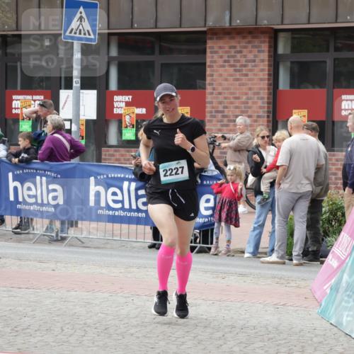10.05.2026 - 8. Wedeler Halbmarathon Yannick Fuchs http://msf.ph/oto/9715865 10.05.2026 11:33:24 Ziel 86, 960, 2226, 2227 meine-sportfotos.de