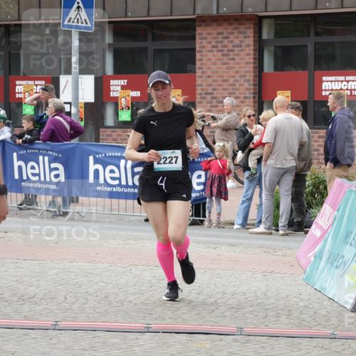 10.05.2026 - 8. Wedeler Halbmarathon Yannick Fuchs http://msf.ph/oto/9715870 10.05.2026 11:33:24 Ziel 86, 960, 2226, 2227 meine-sportfotos.de