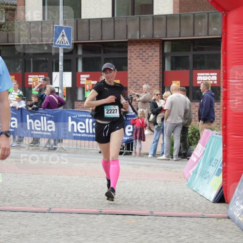 10.05.2026 - 8. Wedeler Halbmarathon Yannick Fuchs http://msf.ph/oto/9715873 10.05.2026 11:33:24 Ziel 86, 960, 2226, 2227 meine-sportfotos.de