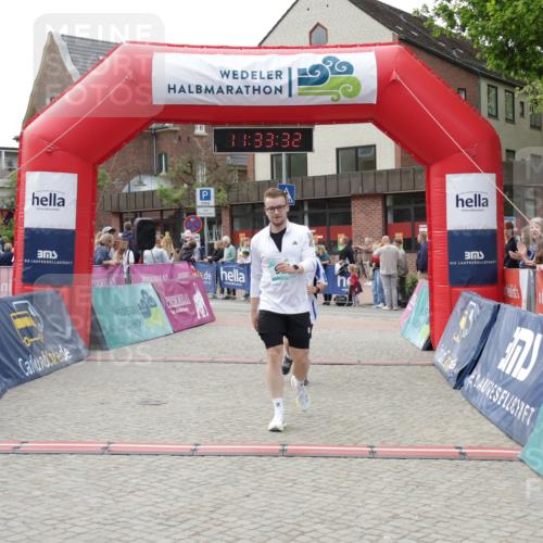10.05.2026 - 8. Wedeler Halbmarathon Yannick Fuchs http://msf.ph/oto/9715922 10.05.2026 11:33:30 Ziel 897, 960, 2226, 2227 meine-sportfotos.de